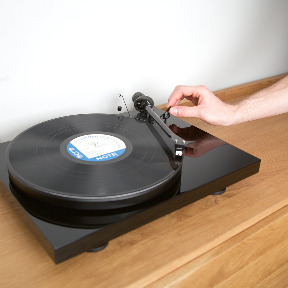 Pro-Ject: Debut Carbon EVO Turntable - High Gloss Black