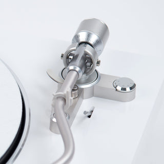 Denon: DP-450USB Turntable - White (DP450USBWT) tonearm