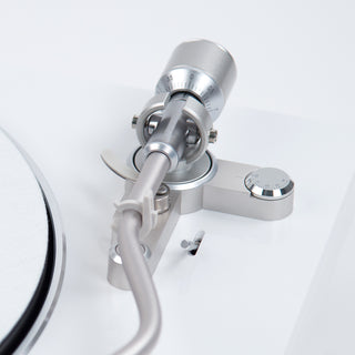 Denon: DP-400 Turntable - White (DP400WT) tonearm